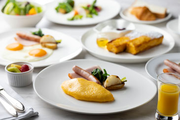 ご朝食はレストラン「イル　ミラジィオ」にて「選べるメインディッシュ+サラダバー」をご用意いたします。